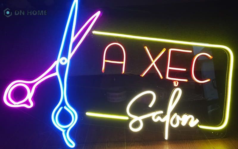 Biển hiệu đèn led chữ nổi hắt chân lên nền đá hoa cương