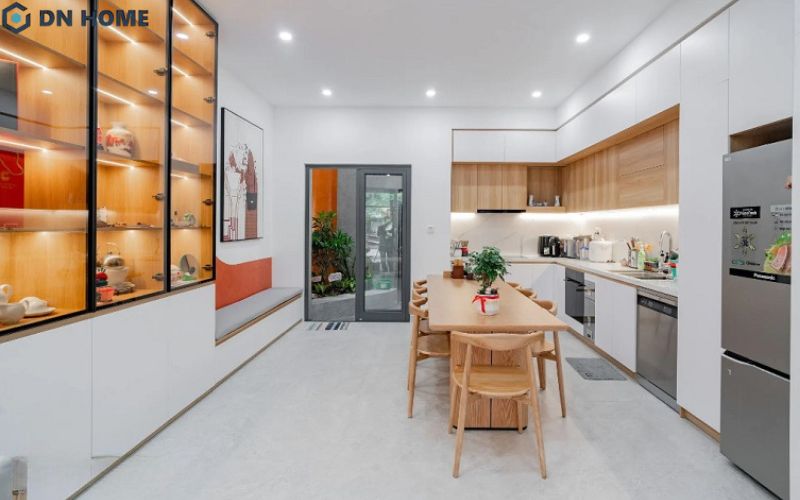 Thiết kế phòng bếp nhà phố tận dụng chiều dọc giúp tạo ra không gian di chuyển rộng thoáng