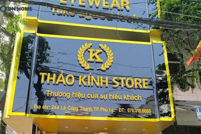 Bảng hiệu mắt kính với bố cục rõ ràng, hiển thị đủ thông tin giúp khách hàng dễ dàng liên lạc khi có nhu cầu