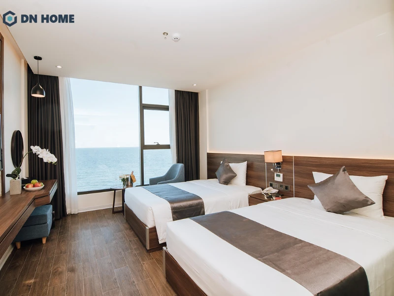 Nội thất phòng 2 giường đơn được sắp xếp gọn gàng, đáp ứng đầy đủ tiêu chuẩn khách sạn 4 sao