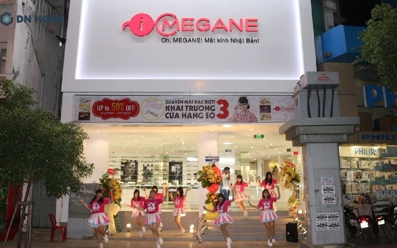 Biển hiệu mắt kính thiết kế đơn giản, sử dụng đèn hắt sáng xung quanh để làm nổi bật tên thương hiệu