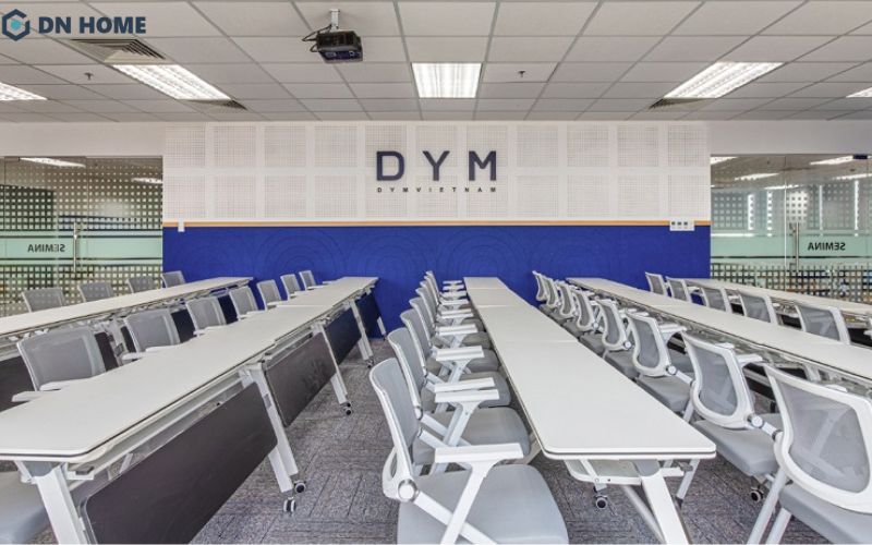 Doanh nghiệp có thể tích hợp bộ nhận diện như logo, màu sắc, slogan một cách khéo léo trong không gian làm việc