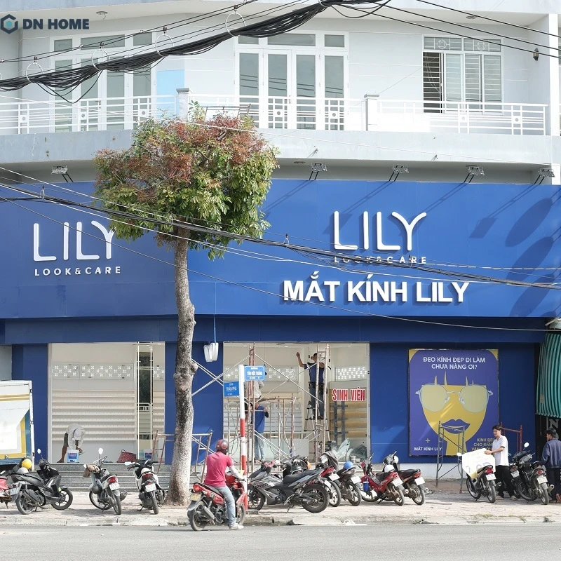 Mẫu biển hiệu mắt kính thiết kế đơn giản, slogan ngắn gọn dễ nhớ