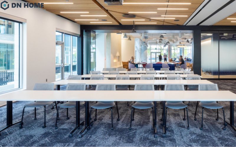 Ánh sáng tự nhiên kết hợp hài hòa với màu sắc trung tính, tạo nên không gian làm việc chuyên nghiệp