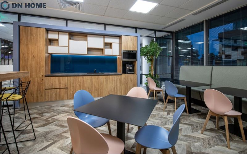 Không gian pantry văn phòng y dược tại Bucharest được thiết kế thoáng rộng, đầy đủ công năng