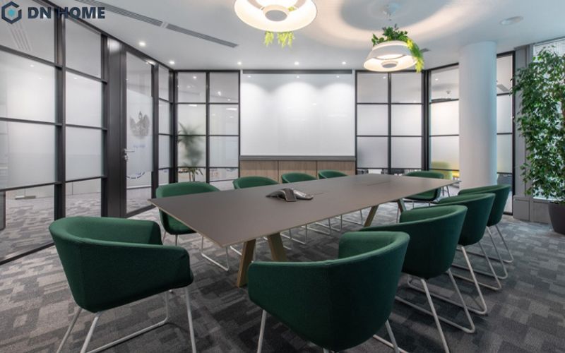 Không gian phòng họp chuyên nghiệp với điểm nhấn là gam màu xanh lá của nội thất và chậu cây trang trí