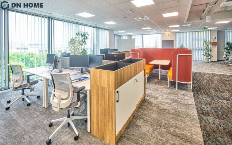 Ánh sáng tự nhiên giúp không gian làm việc trong văn phòng y tế tràn đầy năng lượng