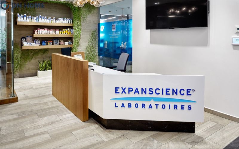 Khu vực lễ tân văn phòng công ty y tế thiết kế thể hiện sự chuyên nghiệp, uy tín