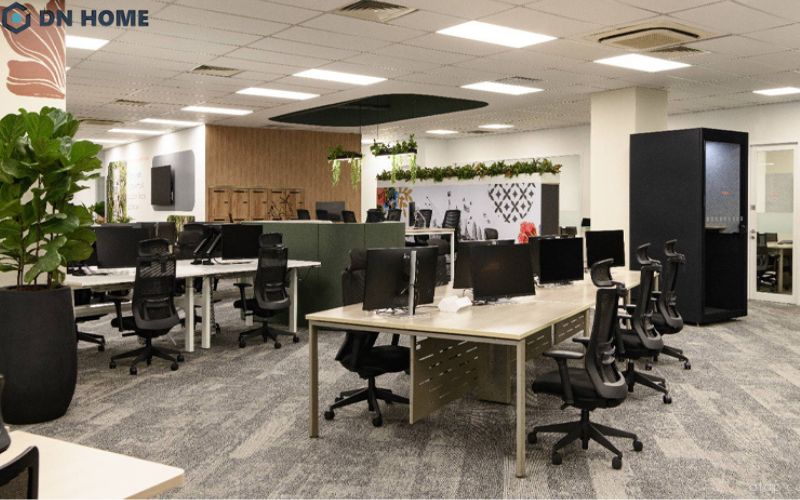 Không gian làm việc trong công ty y tế thoải mái, thư giãn với hệ thống cây xanh trang trí