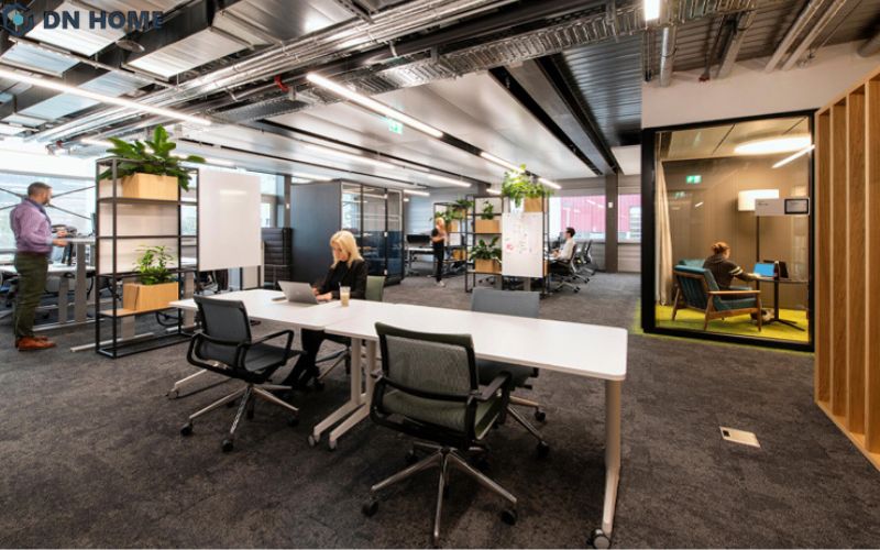 Trần nhà thiết kế theo phong cách Industrial tạo điểm nhấn cho văn phòng công nghệ y tế