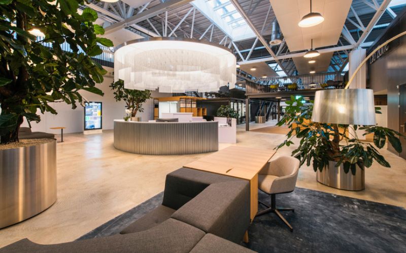 Văn phòng Medtech sử dụng chất liệu kim loại và gam màu xám, xanh dương thể hiện tinh thần công nghệ