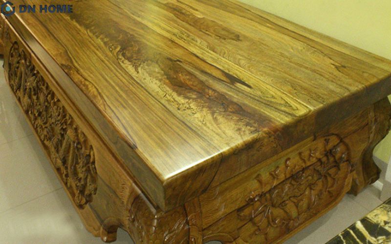 Gỗ Sao Xanh thuộc nhóm II, có đường vân sọc và đốm xanh độc đáo