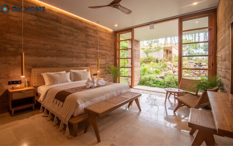 Không gian phòng ngủ sử dụng hầu hết các vật liệu tự nhiên, đồng thời tận dụng tối đa ánh sáng tự nhiên từ cửa lớn