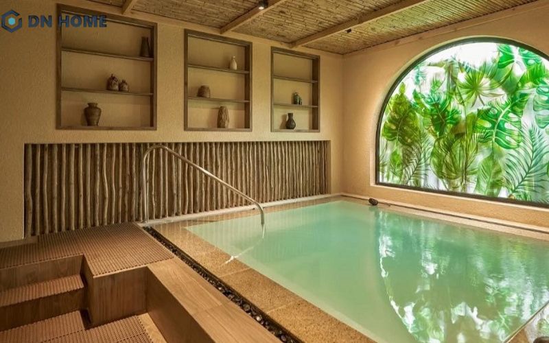 Việc bố trí cây xanh, tiểu cảnh hoặc tường trang trí giả thiên nhiên giúp spa trở nên sinh động
