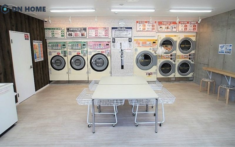 Để tối ưu không gian và tạo sự độc đáo cho cửa hàng, chủ tiệm có thể lựa chọn cách sắp xếp máy giặt, sấy chồng lên nhau