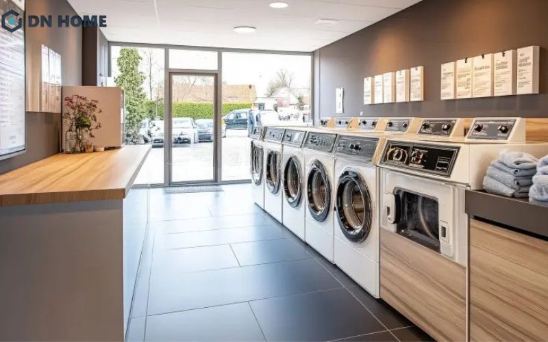 Cửa hàng giặt sấy được bố trí ngăn nắp, tối giản tạo không gian rộng rãi, giúp quy trình thực hiện dịch vụ trở nên nhanh chóng