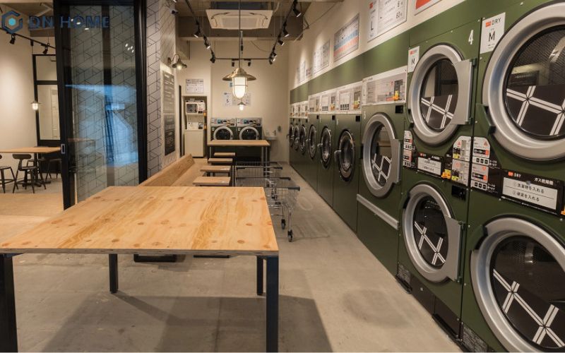 Tường gạch trần không tô trát cùng hệ thống ống nước, dây điện lộ thiên là đặc trưng cơ bản trong phong cách thiết kế này