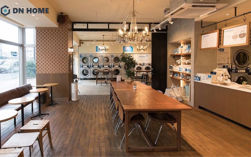 Cửa hàng giặt sấy kết hợp quán cà phê với hai không gian tách biệt, tạo sự thoải mái cho khách hàng khi sử dụng dịch vụ