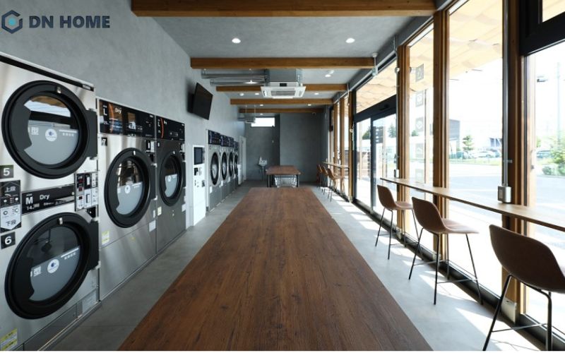 Thiết kế cửa hàng giặt sấy với cách sắp xếp máy móc chồng tầng giúp tận dụng không gian một cách hiệu quả