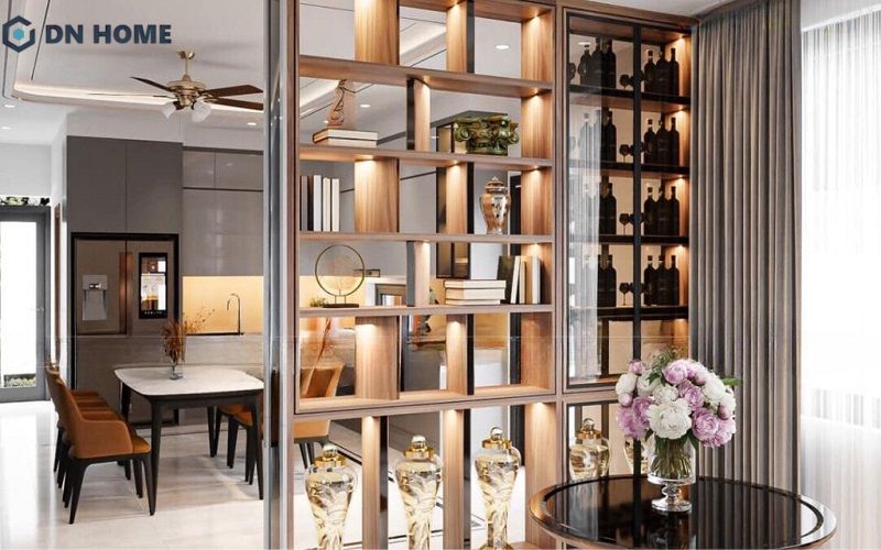 Dùng tủ rượu thiết kế thành vách ngăn là giải pháp giúp tối ưu không gian thông minh
