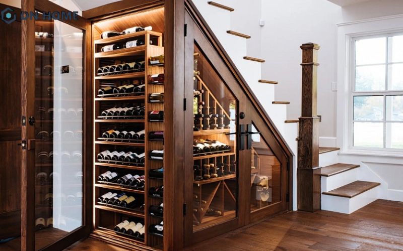 Tủ rượu phòng khách ở không gian gầm cầu thang có thể được thiết kế linh hoạt dựa theo hình dáng của từng loại cầu thang