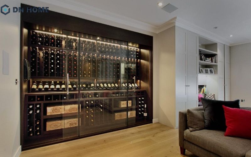 Tủ rượu âm tường có thiết kế lùi vào mặt tường, tạo nên không gian trưng bày tinh tế