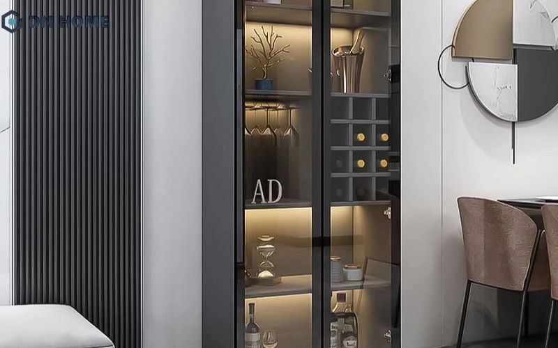 Thiết kế tủ rượu phòng khách cánh kính khung nhôm kết hợp đèn LED bên trong giúp làm nổi bật những chai rượu quý