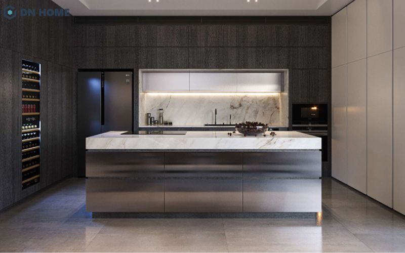 Không gian bếp được thiết kế tinh tế với vật liệu cao cấp và hệ thống đèn bố trí thông minh