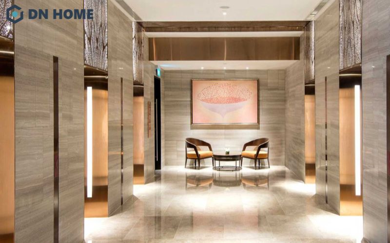 Hành lang và thang máy được bố trí hợp lý giúp di chuyển thuận tiện trong khách sạn
