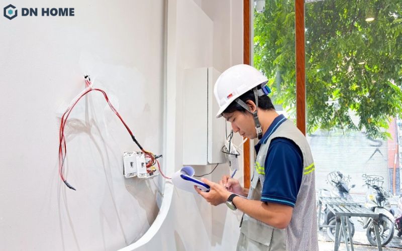 Đội ngũ DN HOME tiến hành khảo sát mặt bằng để lấy số liệu thiết kế kệ tivi phòng khách phù hợp nhất cho không gian