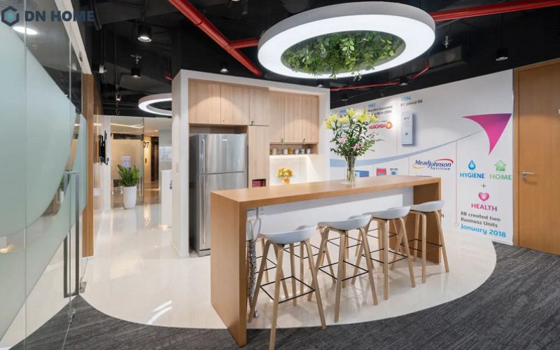 Khu vực Pantry mang lại cảm giác thoải mái, ấm cúng khi sử dụng vật liệu gỗ công nghiệp sáng màu