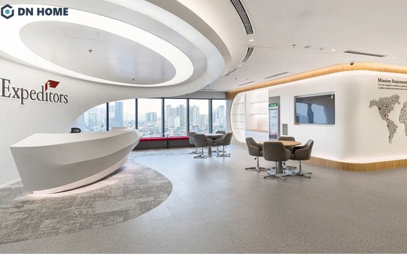 Khu vực lễ tân thiết kế đơn giản, có bố trí thêm bàn ghế nhỏ, thuận tiện cho việc tiếp khách