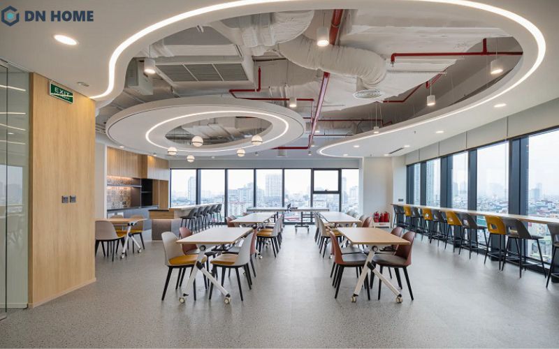 Khu vực Pantry khá rộng, tận dụng những vách kính lớn tạo ra không gian rộng thoáng, thư giãn hơn cho nhân viên