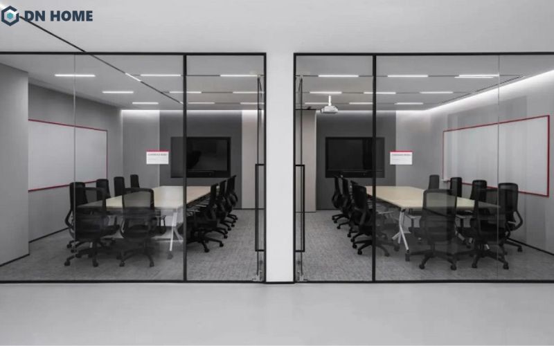 Mặc dù ưu tiên thiết kế mở, văn phòng vẫn được bố trí các khu chức năng riêng biệt như phòng họp kín