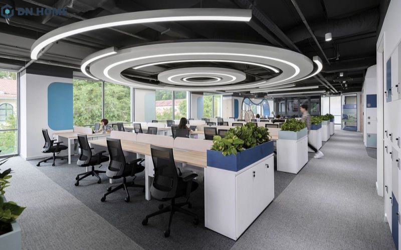 Thiết kế cửa kính lớn giúp tận dụng ánh sáng tự nhiên tối đa, tạo cảm giác thoải mái hơn cho nhân viên khi làm việc