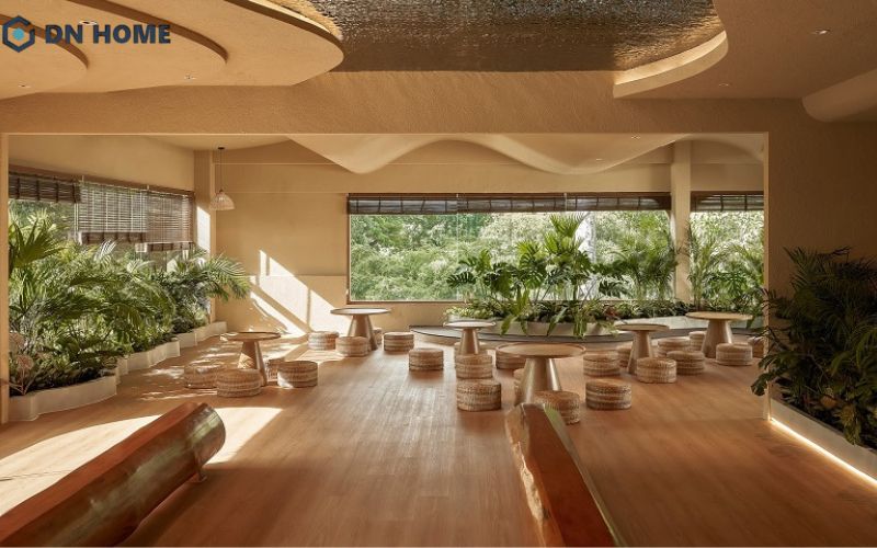 Cây xanh và ánh sáng tự nhiên được khéo léo lồng ghép vào không gian spa phong cách hiện đại