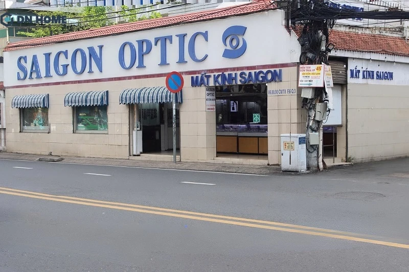 Bảng hiệu mắt kính thiết kế đẹp, font chữ to dễ dàng thu hút sự chú ý từ khách hàng