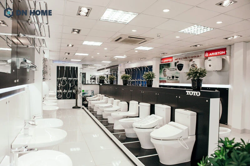 Không gian cửa hàng thiết bị vệ sinh được trưng bày gọn gàng, bắt mắt