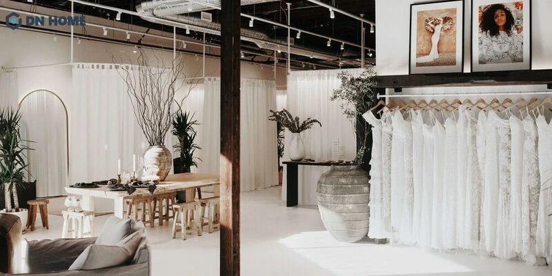 Nội thất cửa hàng váy cưới phong cách boho-chic thường sử dụng nội thất gỗ