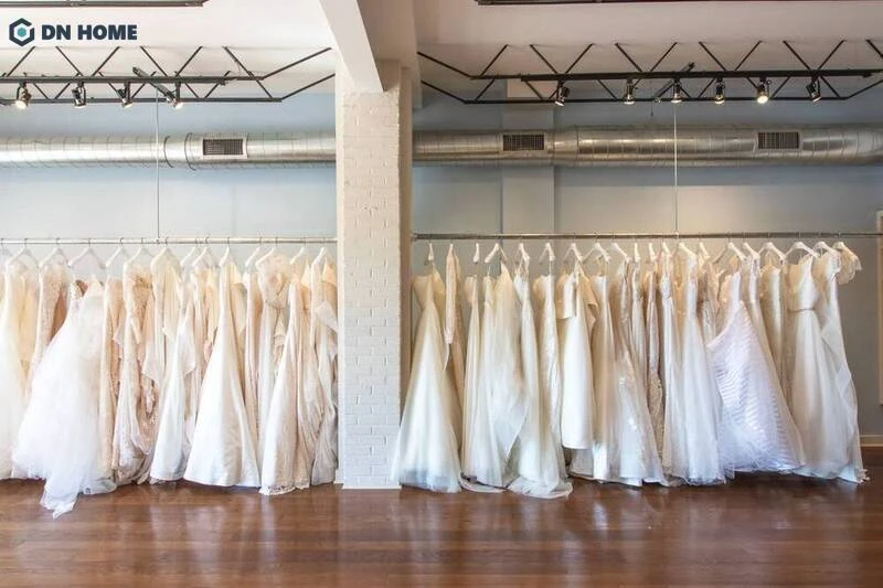 Khu vực trưng bày váy cưới được sắp xếp hợp lý giúp khách hàng dễ dàng lựa chọn