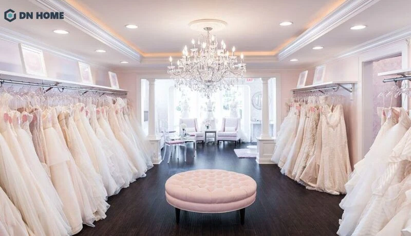 Hệ thống ánh sáng được bố trí giúp nổi bật các mẫu váy