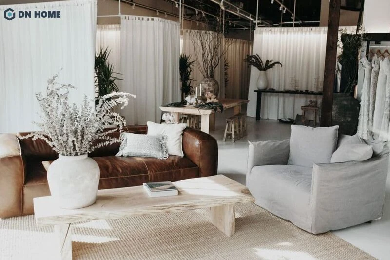 Bố trí sofa ở khu vực tư vấn tạo sự thoải mái cho khách hàng