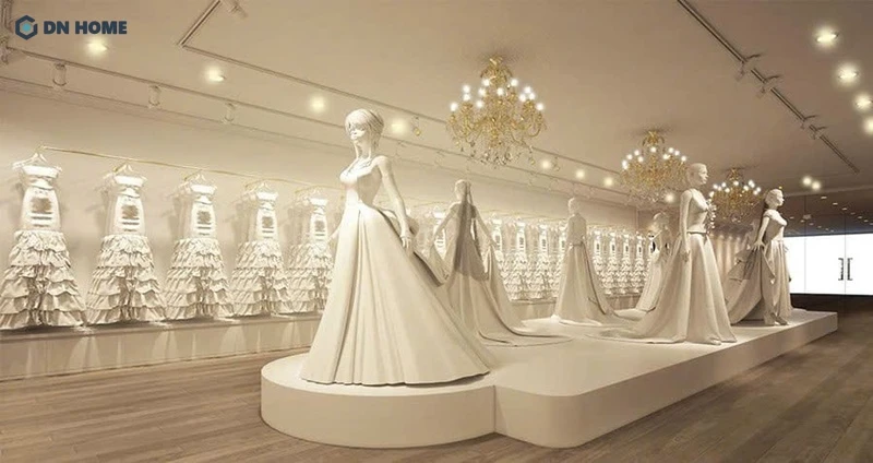 Không gian trưng bày được trang trí đèn pha lê nổi bật theo phong cách Tân cổ điển