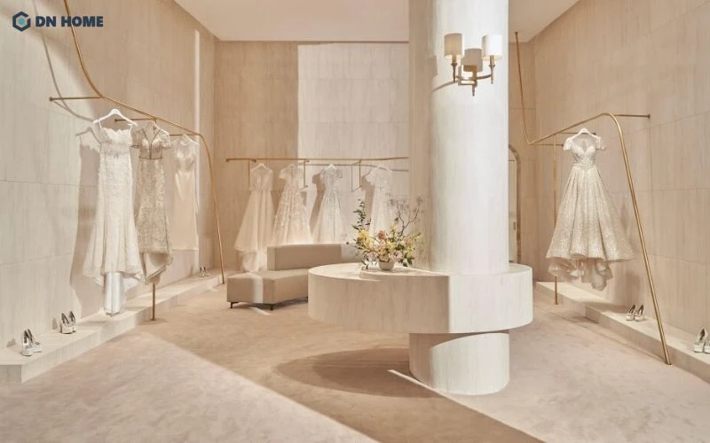 Những hàng sào treo đồ được thiết kế uốn lượn tạo điểm nhấn cho không gian