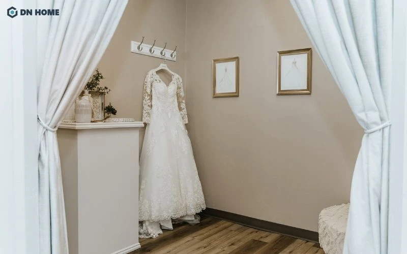 Trang trí tranh treo tường để không gian phòng thử giảm sự đơn điệu