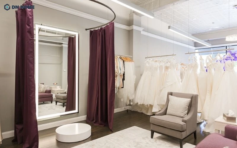 Gương ở phòng thử đồ được trang bị đèn LED sang trọng, hiện đại