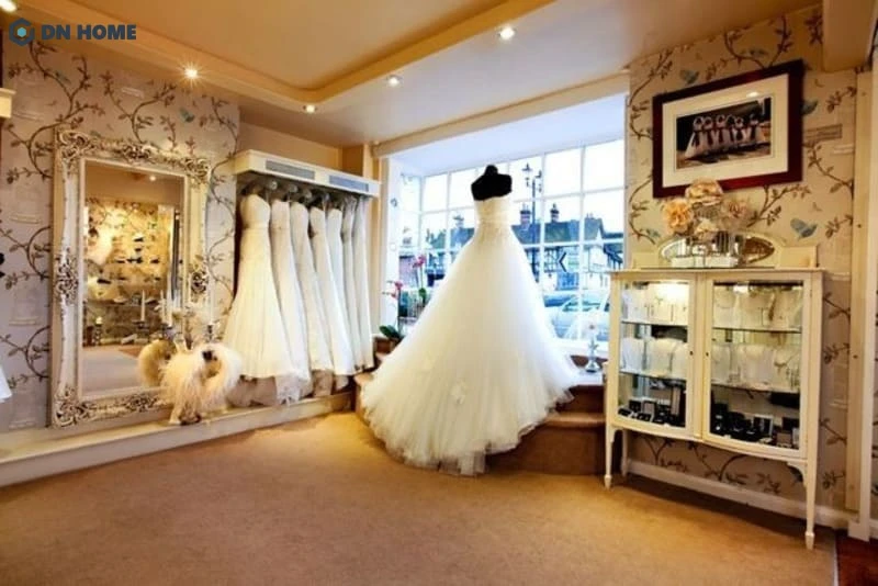 Trang trí giấy dán tường vintage tạo điểm nhấn thu hút cho phòng thử đồ váy cưới