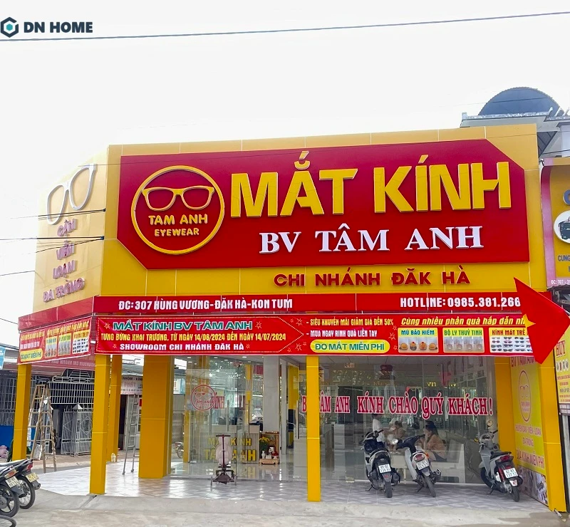 Bảng hiệu mắt kính sử dụng tông màu nổi bật, chiếm trọn ánh nhìn