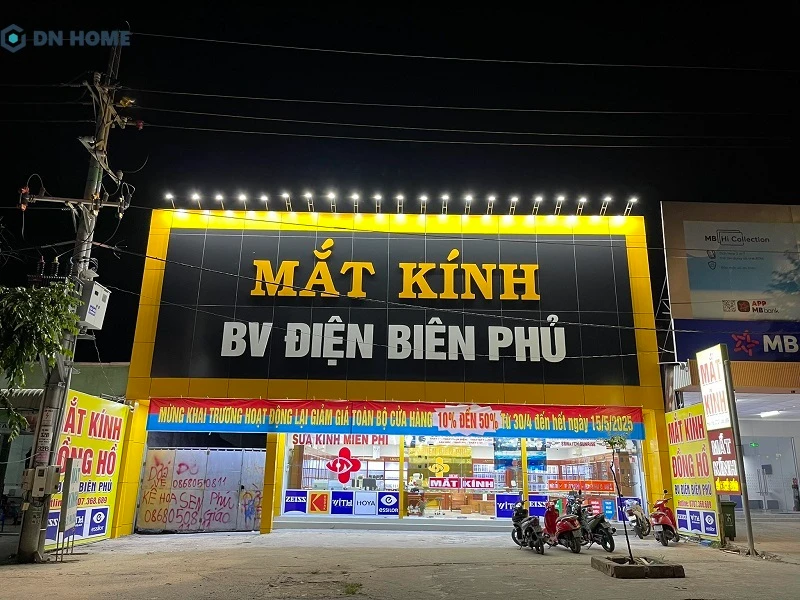 Biển hiệu mắt kính sử dụng đèn hắt sáng để làm nổi bật nội dung