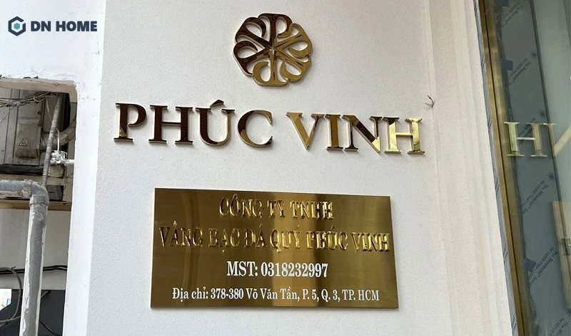 Biển hiệu inox là loại biển hiệu sử dụng chất liệu inox - thép không gỉ, nổi bật với độ cứng chắc và khả năng chống ăn mòn tốt